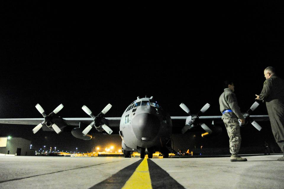 C-130 на фоне зданий. C-130 Hercules Angel Wings. C-130 фото вид спереди. C-130h Hercules Fire.